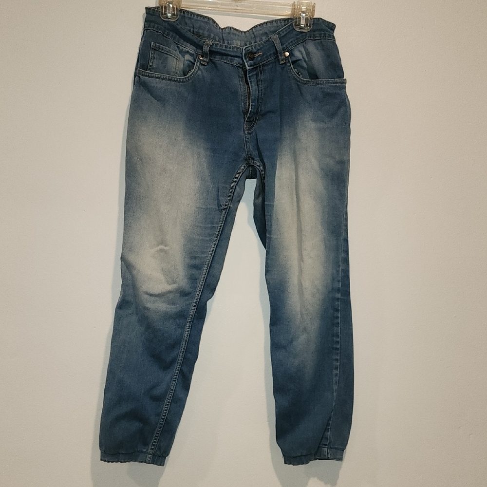 Blue Cropped Ankle Jeans with Distressed Vintage Look